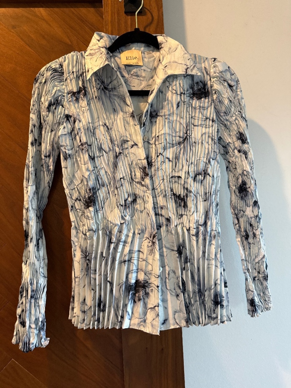 Elie Tahari crinkle flower button up shirt